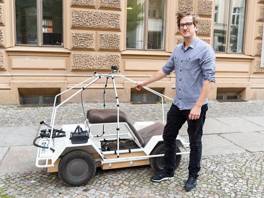 Moovel Lab-Mitarbeiter Raphael Reimann: Die Ideenschmiede will autonome Autos sympathischer machen. Foto: Christophe Gateau