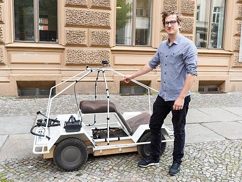Moovel Lab-Mitarbeiter Raphael Reimann: Die Ideenschmiede will autonome Autos sympathischer machen. Foto: Christophe Gateau