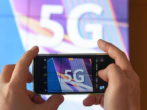 Ein Smartphone vor einem 5G-Logo