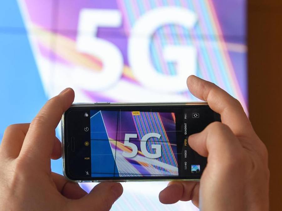 Ein Smartphone vor einem 5G-Logo