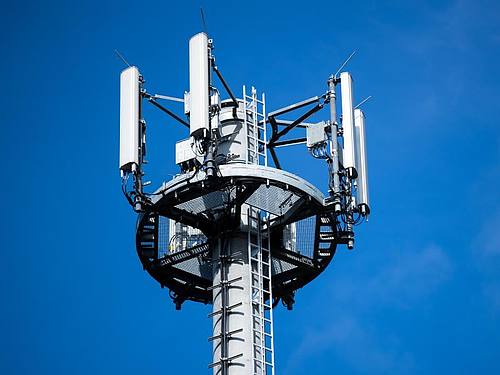 Ein Mast mit verschiedenen Antennen von Mobilfunkanbietern. Foto: Jens Büttner/zb/dpa