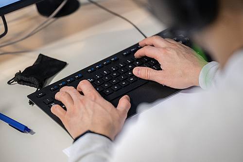 Hände auf Tastatur