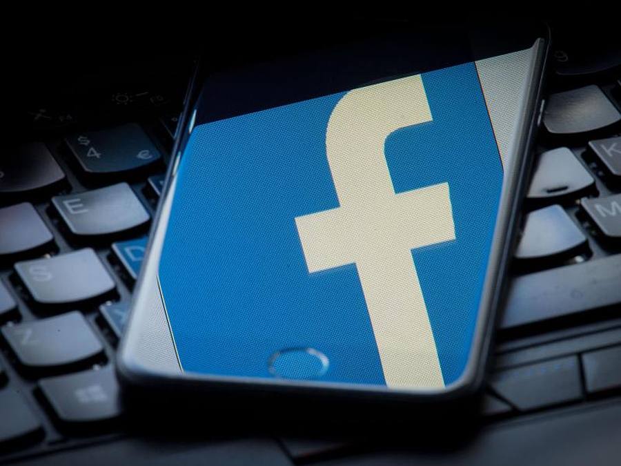 Das Facebook-Logo spiegelt sich auf einem Smartphone. Foto: Dominic Lipinski/PA Wire