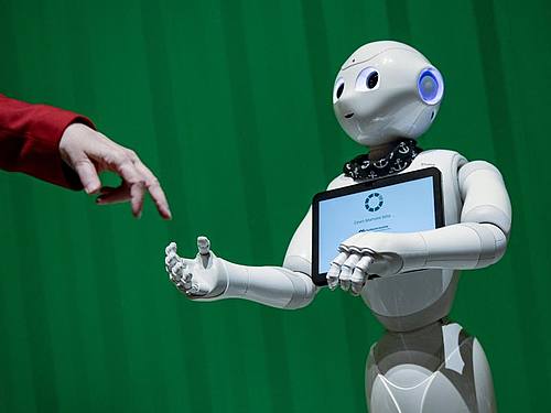 Keine Angst vorm intelligenten Roboter – unter Umständen können Unternehmen mit KI-Anwendungen gut Geld verdienen. ((Bildquelle: Axel Heimken/dpa))