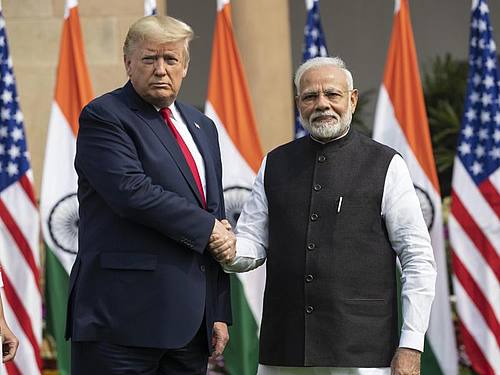 Donald Trump, Präsident der USA, wird am Präsidentenpalast Rashtrapati Bhavan in Delhi feierlich begrüßt. Foto: Alex Brandon/AP/dpa