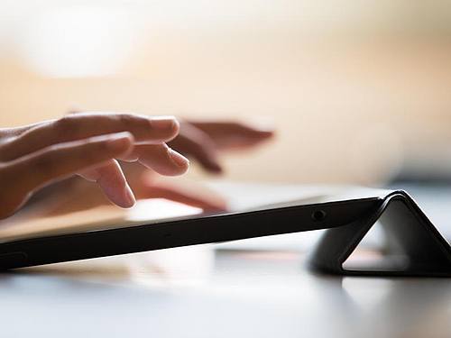 Bei Vertragsabschlüssen auf einem Tablet raten Verbraucherschützer zu besonderer Vorsicht. Foto: Rolf Vennenbernd/dpa