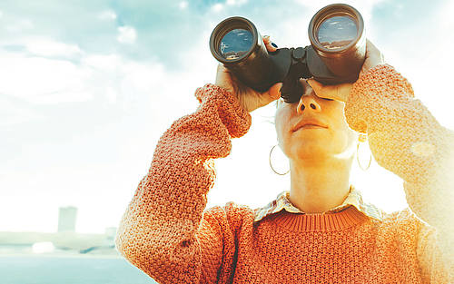 Frau mit Fernglas