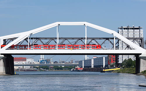 Zug auf Rhein-Brücke in Mannheim