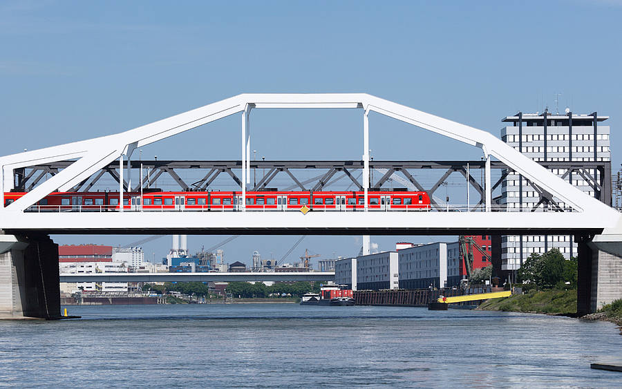Zug auf Rhein-Brücke in Mannheim