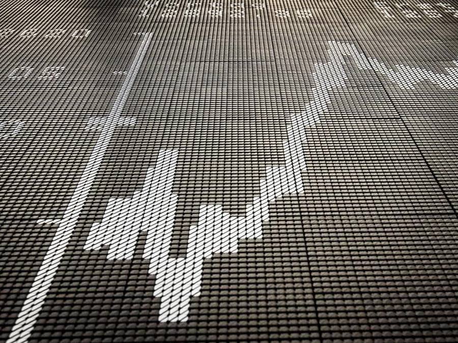 Die Anzeigetafel zeigt in der Börse die Entwicklung des DAX. Automatisierte Online-Geldanlage breitet sich allmählich aus. Foto: Frank Rumpenhorst