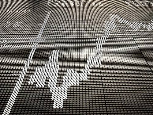 Die Anzeigetafel zeigt in der Börse die Entwicklung des DAX. Automatisierte Online-Geldanlage breitet sich allmählich aus. Foto: Frank Rumpenhorst