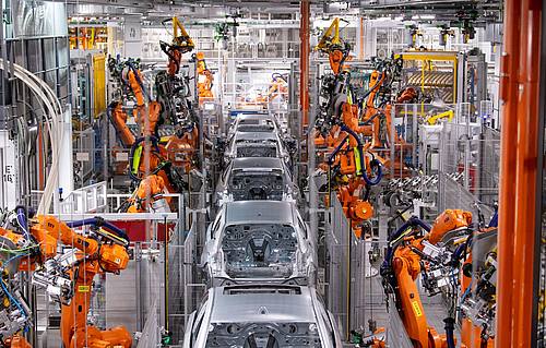 Roboter arbeiten an Karosserie