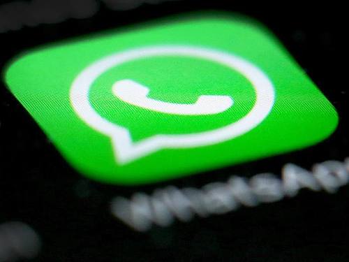 Das Logo von WhatsApp auf dem Display eines Smartphones. Foto: Martin Gerten