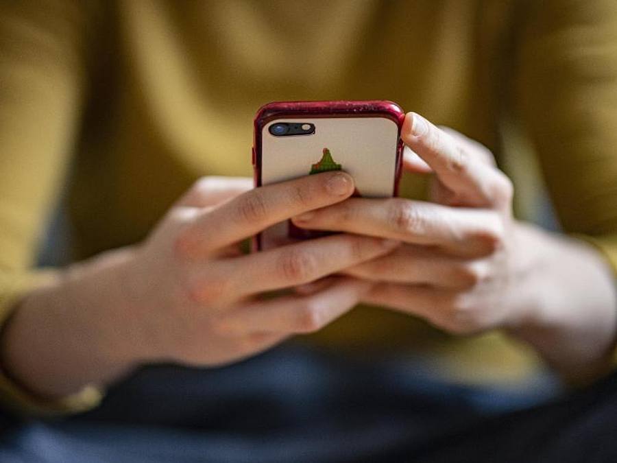 Im vergangenen Jahr wurden in Deutschland wieder mehr SMS verschickt. Foto: Fabian Sommer/dpa