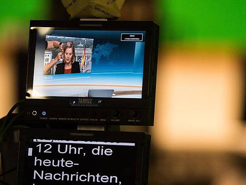 Auf dem Monitor einer Studiokamera ist die ZDF-Hauptstadtkorrespondentin Nicole Diekmann zu sehen. Foto: Andreas Arnold