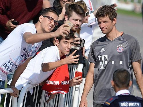 Der Umgang mit den Social-Media-Kanälen ist auch für Spitzenkicker wie Thomas Müller mehr denn je eine Gratwanderung. Foto: Andreas Gebert