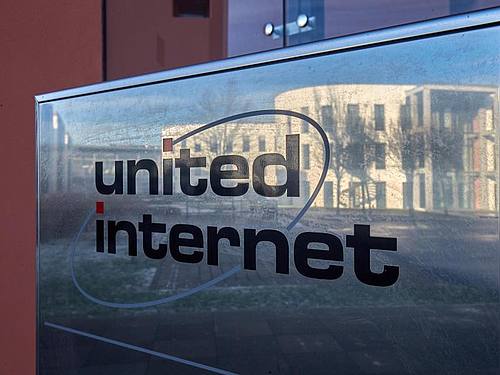 Ein in Firmenschild an einem Gebäude von United Internet auf dem Gelände des Tochter- und Internetunternehmens 1&1. ((Foto: Thomas Frey))