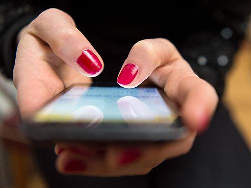 Sicherheitsforscher haben Schwachstellen im SMS-Nachfolgesystem RCS entdeckt, durch die unter bestimmten Umständen Smartphones attackiert werden können. Foto: Sebastian Gollnow/dpa