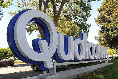 Das Logo von Qualcomm vor einem Standort des Chipkonzerns im kalifornischen Santa Clara.