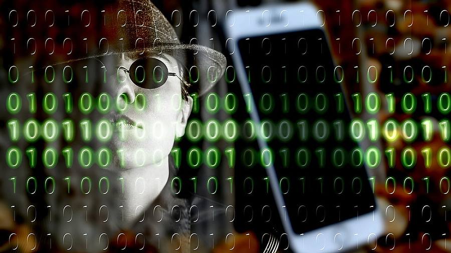 Hacker und Smartphone