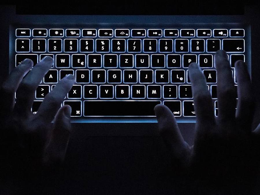 Eine beleuchtete Notebook-Tastatur aus der Vogelperspektive