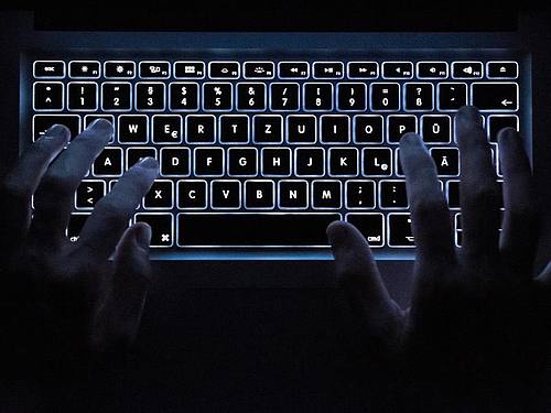 Eine beleuchtete Notebook-Tastatur aus der Vogelperspektive