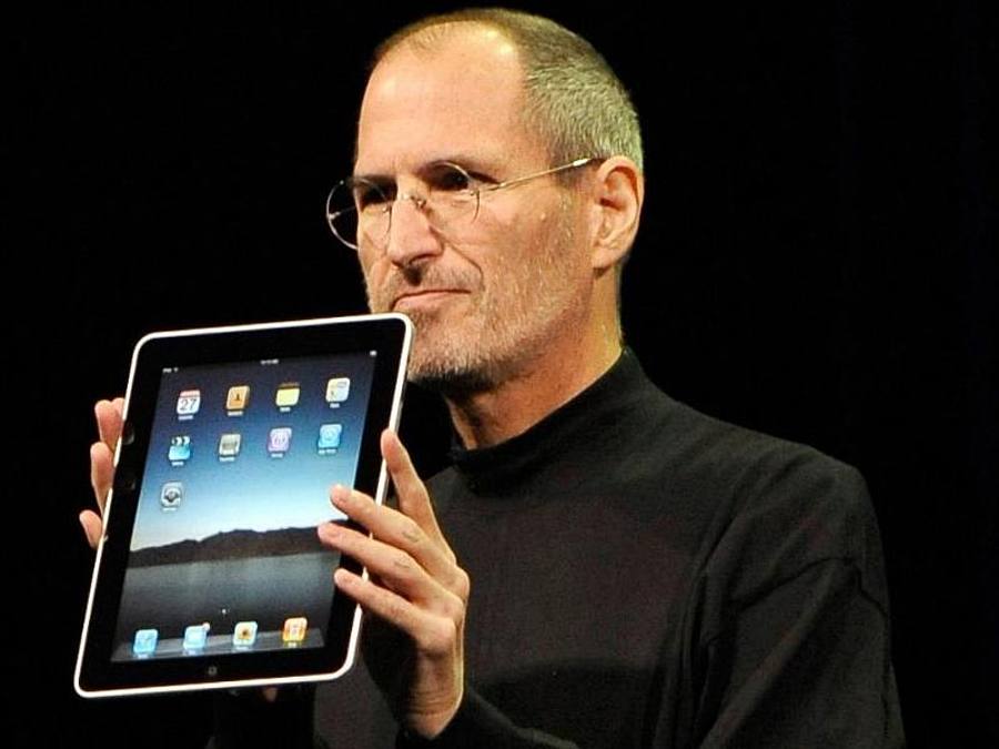 Der damalige Apple-Chef Steve Jobs präsentiert im Januar 2010 das erste iPad. Foto: John G. Mabanglo/EPA/dpa