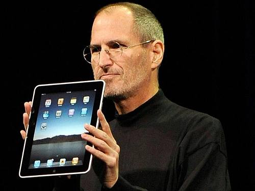 Der damalige Apple-Chef Steve Jobs präsentiert im Januar 2010 das erste iPad. Foto: John G. Mabanglo/EPA/dpa