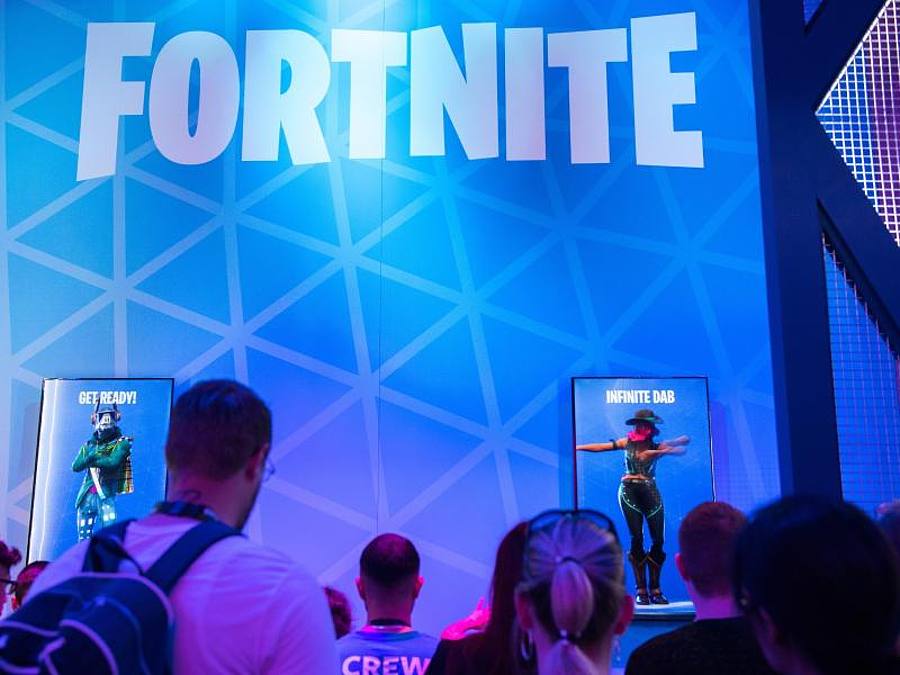 Besucher stehen 2019 auf der Spielemesse Gamescom am Stand von facebook Gaming an, um das Spiel «Fortnite» zu spielen. Foto: Andrea Warnecke/dpa-tmn/dpa