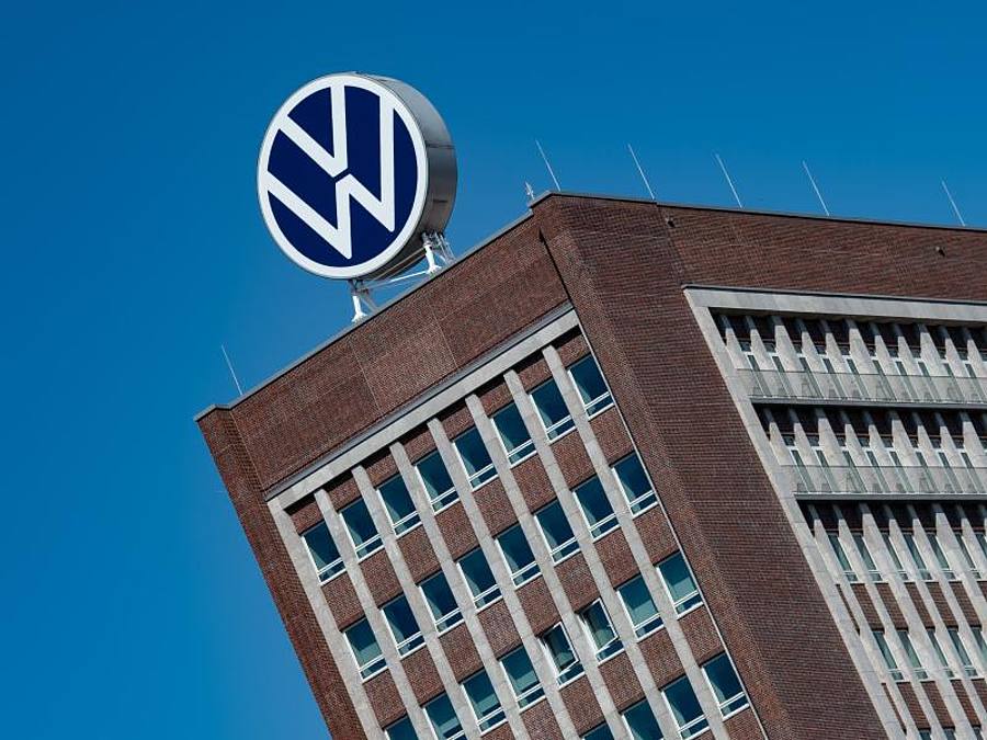Das Logo von Volkswagen auf dem Dach des Markenhochhauses auf dem Werksgelände 