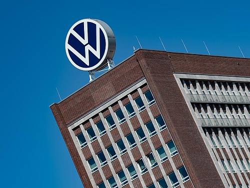 Das Logo von Volkswagen auf dem Dach des Markenhochhauses auf dem Werksgelände 