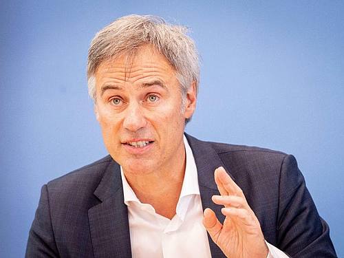 Bitkom-Präsident Achim Berg stellt in der Bundespressekonferenz die Studie „Wirtschaftsschutz und Cybercrime“ vor. Foto: Kay Nietfeld/dpa