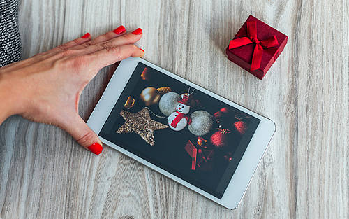 Ein Tablet mit einem Schneemann auf dem Bildschirm