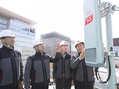 Hwang Chang-gyu (2.v.l), Vorstandsvorsitzender der KT Corp., einem der Mobilfunkanbieter Südkoreas: Südkorea hat am Vortag eines der weltweit ersten 5G-Kommunikationsnetze gestartet. Foto: -