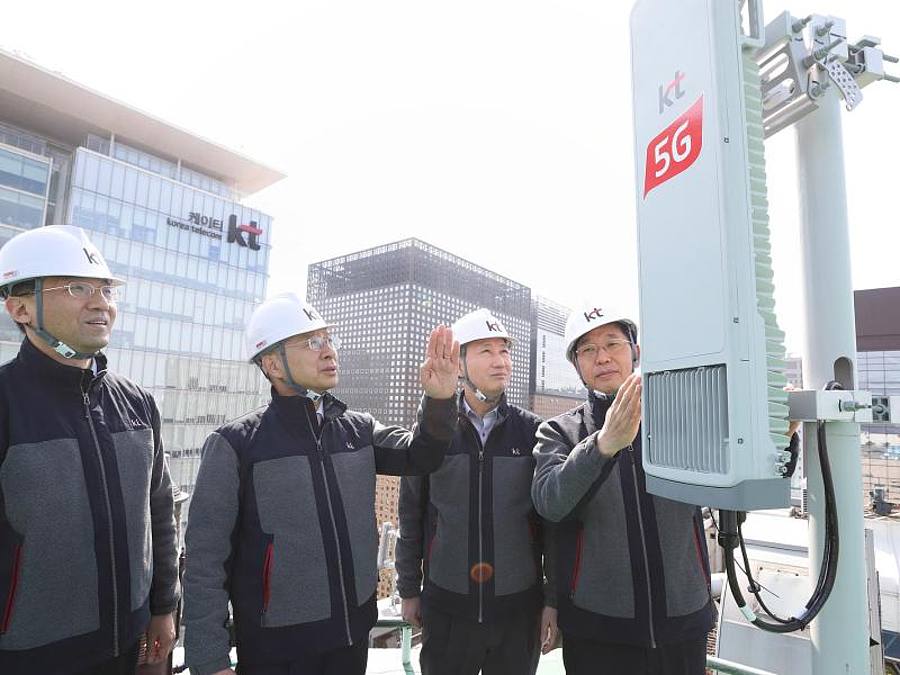 Hwang Chang-gyu (2.v.l), Vorstandsvorsitzender der KT Corp., einem der Mobilfunkanbieter Südkoreas: Südkorea hat am Vortag eines der weltweit ersten 5G-Kommunikationsnetze gestartet. Foto: -