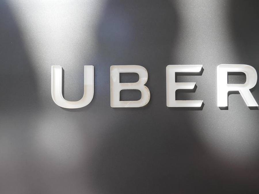 Uber will seine Kunden und Fahrer besser schützen und lässt Trennfolien in den Fahrzeugen einbauen. Foto: Christoph Dernbach/dpa
