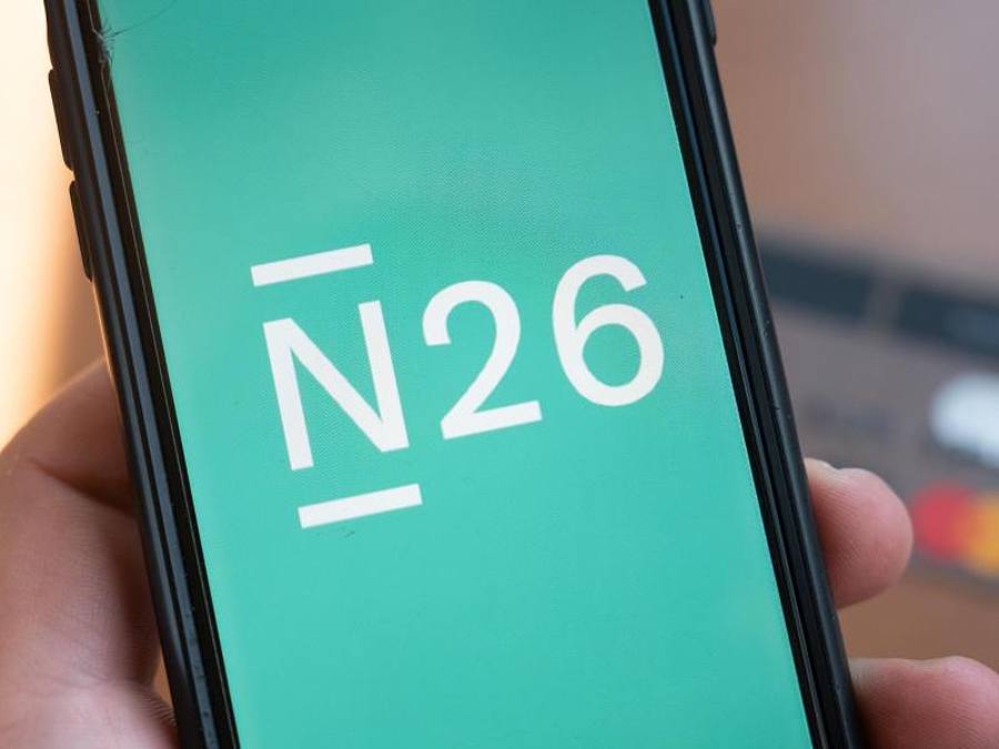 Das Logo der Smartphone-Bank N26 ist auf einem Smartphone eingeblendet. Foto: Christophe Gateau/dpa/Smybolbild