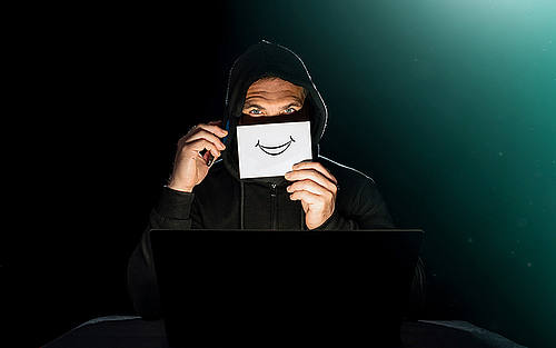 Mann mit Smiley im Gesicht