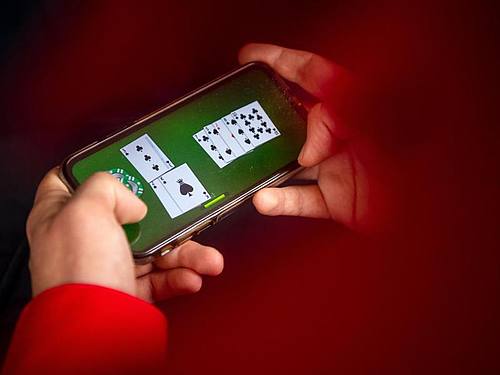 Laut einer Studie des Marktforschungsunternehmens GfK haben im vergangenen Corona-Jahr immer mehr Menschen in Deutschland auf ihrem Smartphone gespielt und dafür oft zusätzliches Geld ausgegeben. Foto: Sina Schuldt/dpa