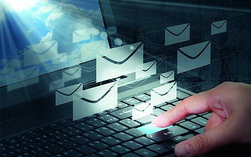 E-Mail an einem Laptop