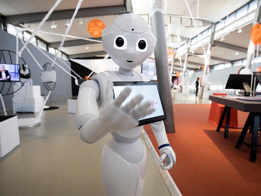 Roboter „Pepper” kommuniziert mit Journalisten und Gästen in der Ausstellung „Out of Office”. ((Foto: Christian Charisius))