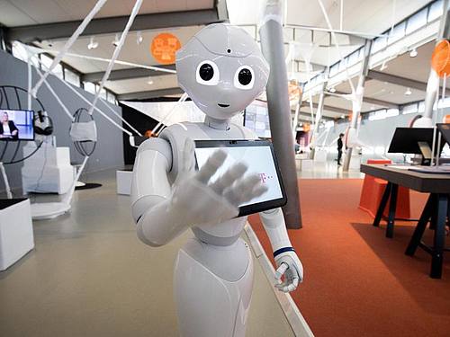 Roboter „Pepper” kommuniziert mit Journalisten und Gästen in der Ausstellung „Out of Office”. ((Foto: Christian Charisius))