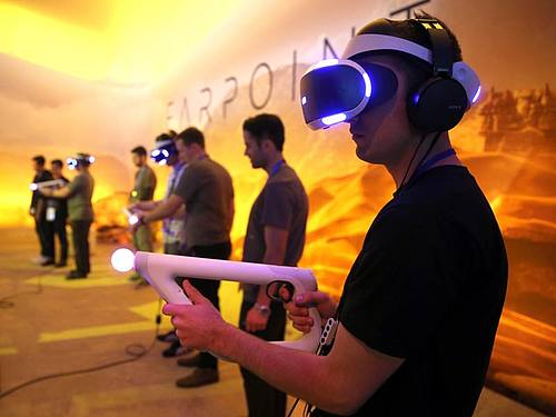 Besucher spielen Farpoint mit der Sony PlayStation VR auf der Electronic Entertainment Expo (E3) in Los Angeles. Foto: Mike Nelson/epa/dpa