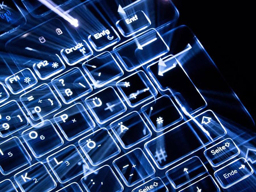 Tasten einer beleuchteten Tastatur. Foto: Sebastian Gollnow/dpa
