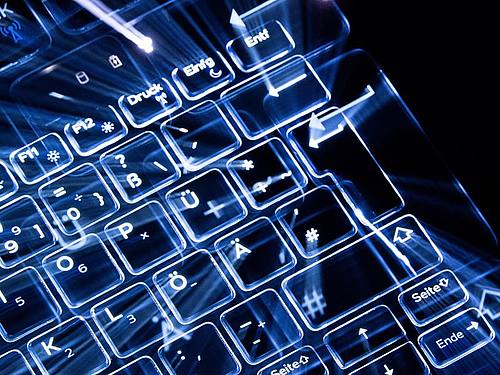 Tasten einer beleuchteten Tastatur. Foto: Sebastian Gollnow/dpa