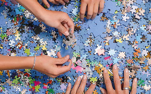 Puzzelnde Hände