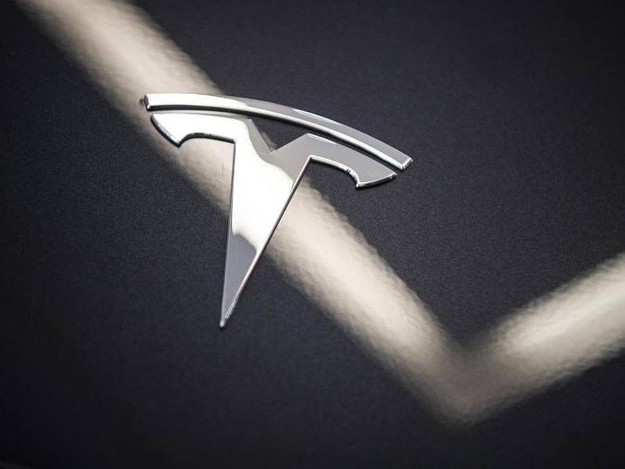 Zwei Tote gab es bei einem Unfall in Texas mit einem Tesla. Ob jemand überhaupt auf dem Fahrersitz gesessen hat, lässt sich möglicherweise nicht mehr klären. Foto: Christophe Gateau/dpa