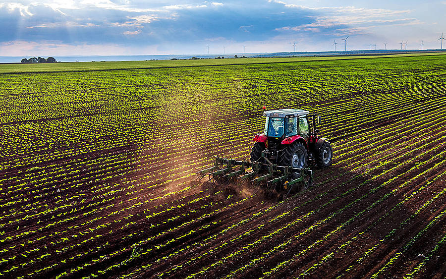 Ein Traktor auf einem Feld