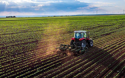 Ein Traktor auf einem Feld