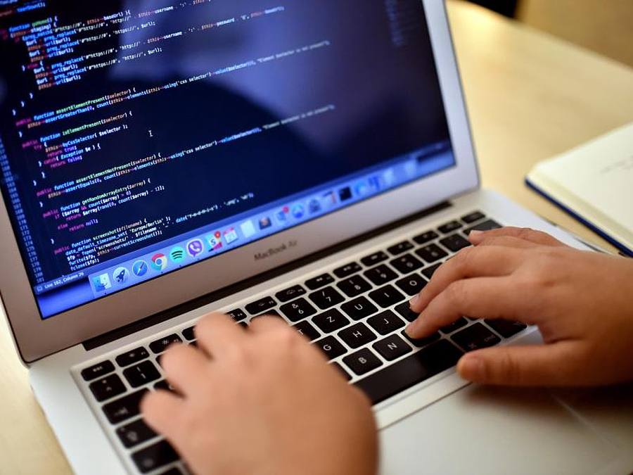 Angesichts glänzender Karriereaussichten sind viele IT-Fachleute rund um den Globus auf der Suche nach neuen Jobs. Foto: Britta Pedersen/dpa-Zentralbild/dpa